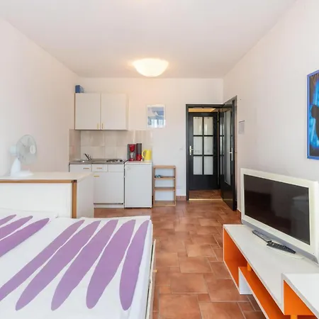 Lovely In With Kitchenette Apartament Jadranovo